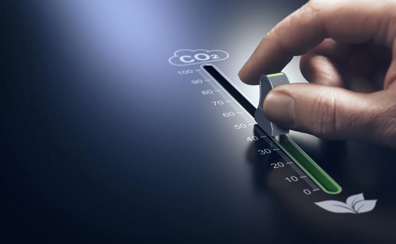 Eine Hand bewegt einen Regler entlang eines Messgeräts, das den Zeichen 