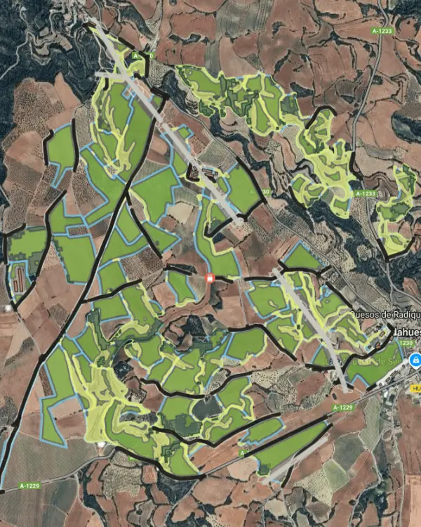 Screenshot von Flurstückebenen über einer Satellitenaufnahme einer Stadt in Spanien, entnommen aus PVcase Prospect.