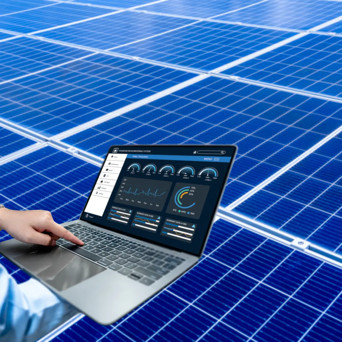 Ein Analytiker steht vor einem Hintergrund voll mit Solarmodule und gibt Daten in sein Ertragssimulations-Tool in seinem Laptop ein.